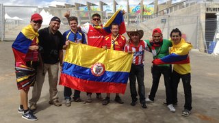 Colombianos colorem arredores do Mineirão na expectativa da chegada da equipe