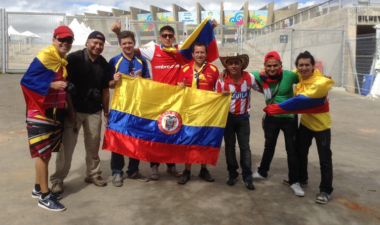 Torcedores colombianos fizeram a festa em frente ao Mineirão nesta sexta-feira (13/06)