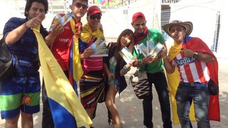 Torcedores colombianos fizeram a festa em frente ao Mineirão