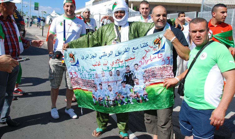 Torcedores da Argélia incentivam a seleção antes do início do jogo contra a Bélgica, no Mineirão