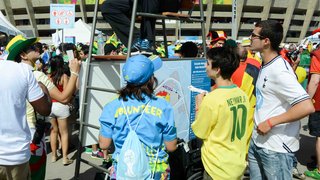 Torcedores fazem a festa no Mineirão para acompanhar a Copa do Mundo