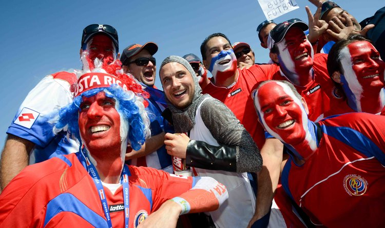 Torcedores das duas seleções mostram animação na partida entre Inglaterra e Costa Rica