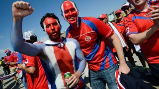 Torcedores das duas seleções mostram animação na partida entre Inglaterra e Costa Rica