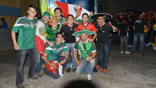 Torcedores de várias nacionalidades se encontram na FIFA Fan Fest em BH