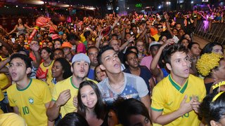 Torcedores estrangeiros e brasileiros se divertiram com o show da banda Cheiro de Amor