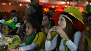 Torcedores estrangeiros e brasileiros se divertiram com o show da banda Cheiro de Amor