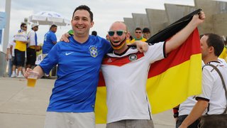 Brasileiros e alemães fazem confraternização antes do jogo que consagraria a seleção alemã