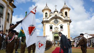 Alberto Pinto Coelho reverencia a bandeira de Minas Gerais durante a cerimônia em Mariana