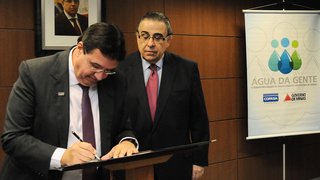 O presidente da Copasa, Ricardo Simões, assina a autorização junto ao governador
