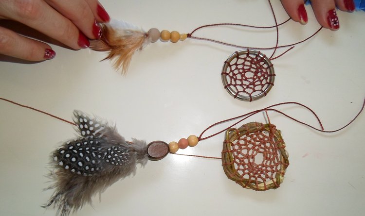 Os participantes produzem brincos de filtro de sonho, conhecidas mandalas indígenas