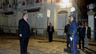 Alberto é recebido na Praça JK, em Diamantina, pelo comandante da Guarda de Honra da Polícia Militar