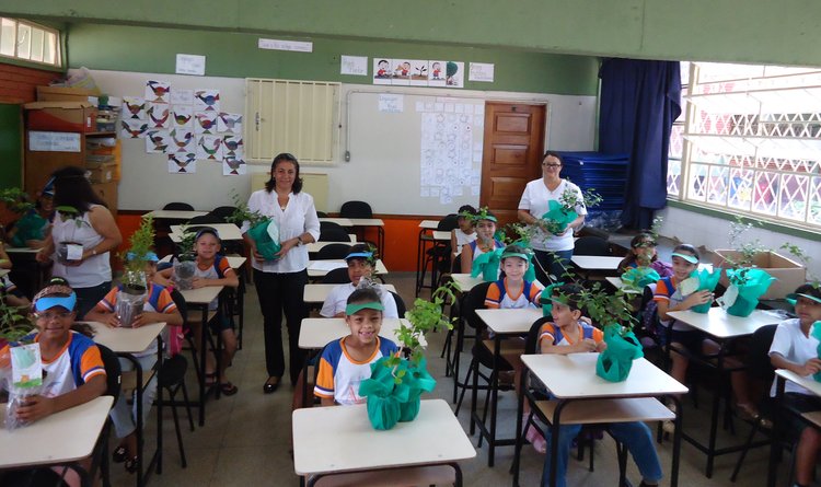 É realizado um trabalho educacional nas salas de aula e de conscientização ambiental no município