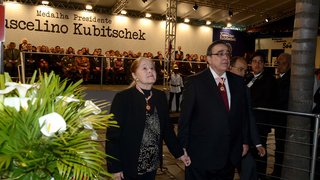 O governador Alberto Pinto Coelho, acompanhado de Márcia Kubitschek, presta homenagem a Juscelino