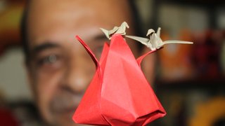 Os integrantes da oficina estão produzindo oito mil origamis para um desfile de joias
