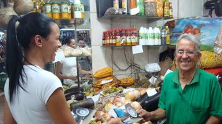 Comerciantes e visitantes do Mercado Central receberam material da campanha Novembro Azul