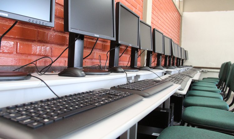 Cada escola recebeu de 12 a 13 computadores para a composição do Laboratório de Informática
