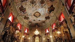O espaço interno das igrejas de Ouro Preto é marcado pela tradição e a arquitetura histórica
