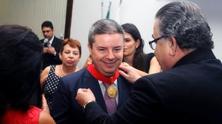 O ex-governador, Antonio Anastasia, foi agraciado com a Medalha Professor Paulo Neves de Carvalho