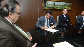 O presidente da Socicam, Cláudio José Gomes, assina a parceria