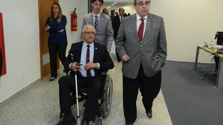 O professor Mário Neto, que deixa a presidência da Fapemig, ao lado do governador Alberto