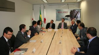 Secretário de Desenvolvimento Econômico, Rogério Nery, ao centro, junto à equipe da Agropeva e Indi