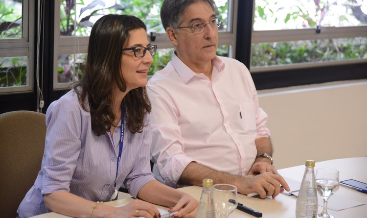 A presidente da Copasa, Sinara Meireles e o governador Fernando Pimentel durante a reunião