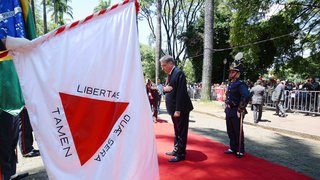 Fernando Pimentel reverencia a bandeira de Minas Gerais na chegada ao Palácio da Liberdade