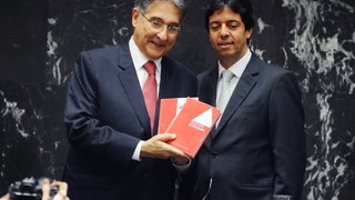 Governador Fernando Pimentel recebe do presidente da Assembleia exemplar da Constituição do Estado