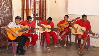 Agente penitenciário ensina música em unidade prisional da Região Metropolitana