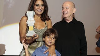 O secretário de Estado da Cultura, Angelo Oswaldo, entregou o Troféu Barroco à atriz Dira Paes
