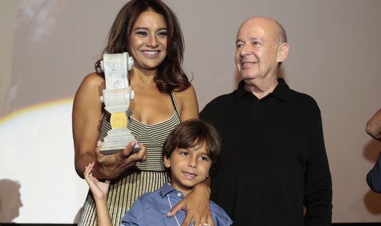 O secretário de Estado da Cultura, Angelo Oswaldo, entregou o Troféu Barroco à atriz Dira Paes