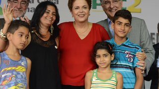 Fernando Pimentel e Dilma Rousseff durante a entrega de casas na cidade de Araguari