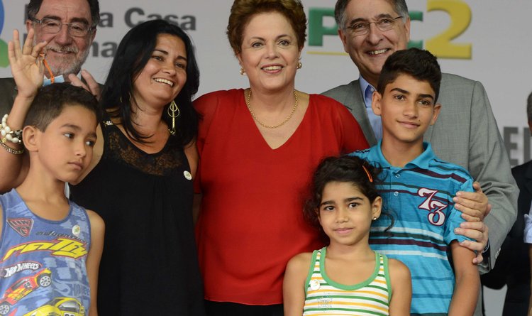 Fernando Pimentel e Dilma Rousseff durante a entrega de casas na cidade de Araguari