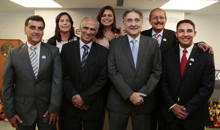 O governador Fernando Pimentel e o vice-governador Antonio Andrade com a nova diretoria da Granbel