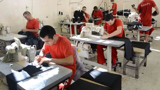 Detentos do Presídio de Alfenas produzem ternos e paletós para todo o país