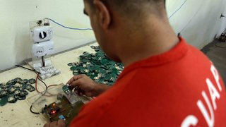 Detentos de Santa Rita do Sapucaí produzem seis mil sensores eletrônicos por dia