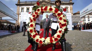 Pimentel colocou a coroa de flores junto do monumento ao mártir da Inconfidência
