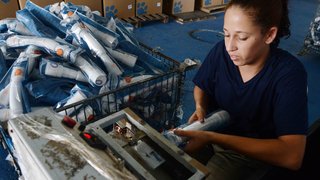 Presos de Pouso Alegre trabalham na confecção de garrafas térmicas da empresa Invicta