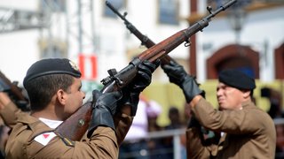 Salva de 21 tiros feita pelos oficiais da Polícia Militar