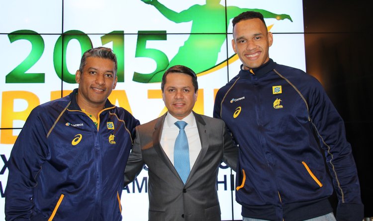 Secretário de Esportes Carlos Henrique entre o técnico do Brasil, Hélio Lisboa, e atleta da seleção