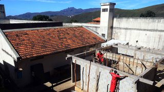 As duas salas de aula em construção  em Ouro Preto foram dimensionadas para atender a 50 detentos