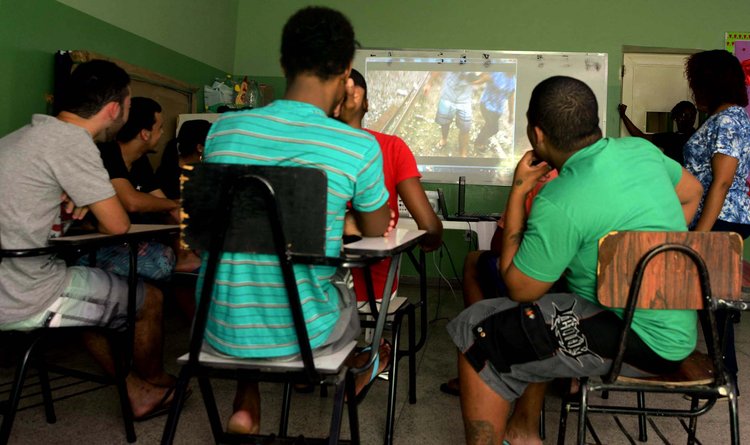 Alunos durante as aulas de cinema do o projeto “Sócio Olhar: Educação e Cinema”