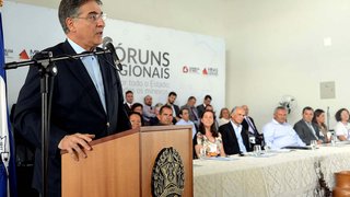 Pimentel participou do lançamento do fórum na cidade de Araçuaí