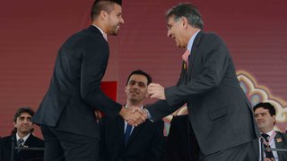 Governador cumprimenta o goleiro Fábio, do Cruzeiro, um dos agraciados