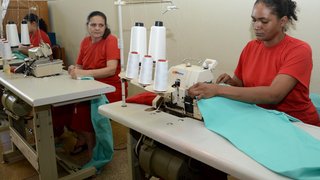 Trinta mulheres fabricam calças e bermudas do uniforme do sistema prisional
