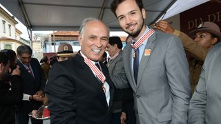 Vice-governador entrega medalha ao secretário da Sedru, Tadeu Martins Leite 