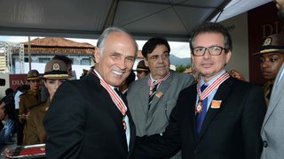 Vice-governador entrega medalha ao secretário de Desenvolvimento Econômico, Altamir Rôso