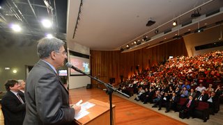 Pimentel anuncia desapropriação de fazendas para reforma agrária e ações voltadas à agricultura familiar