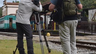 Jornalistas holandeses e técnicos da Setur durante as filmagens nas ferrovias de mineiras