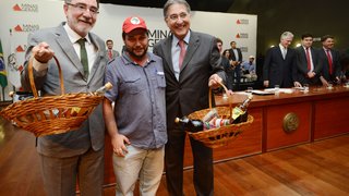 Pimentel anuncia desapropriação de fazendas para reforma agrária e ações voltadas à agricultura